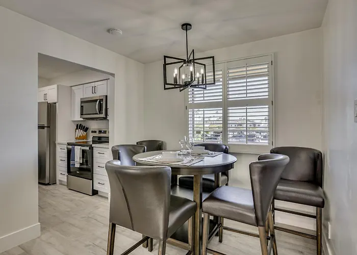 Holiday home Renovated, Walkable! Old Town W/ Pool Access *