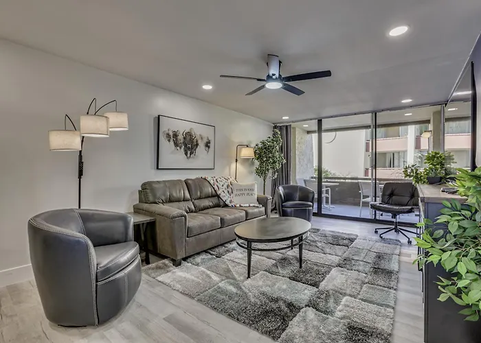 Holiday home Renovated, Walkable! Old Town W/ Pool Access *