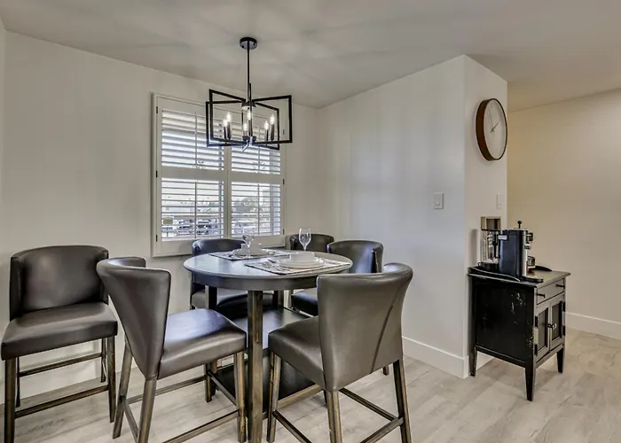 Renovated, Walkable! Old Town W/ Pool Access