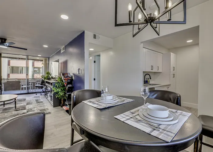 Holiday home Renovated, Walkable! Old Town W/ Pool Access *
