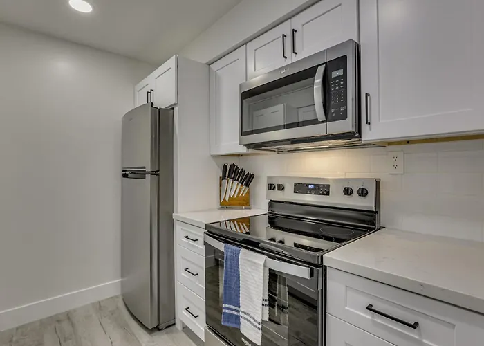Renovated, Walkable! Old Town W/ Pool Access