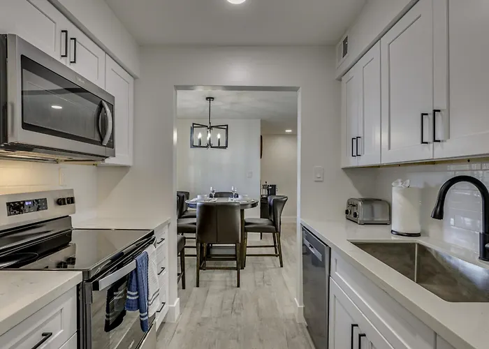 Holiday home Renovated, Walkable! Old Town W/ Pool Access *