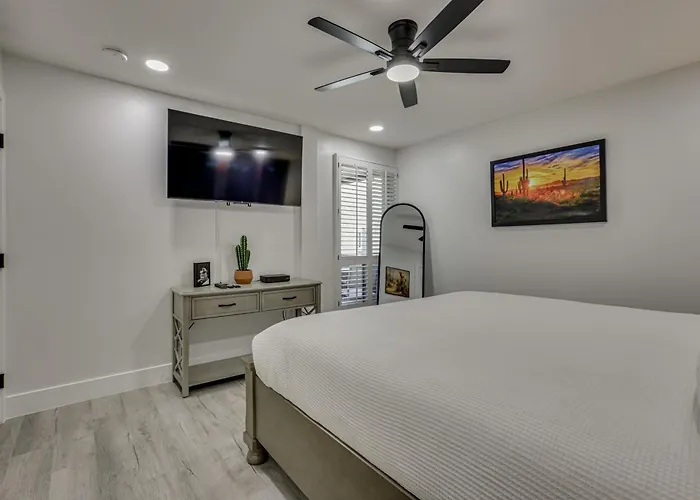 Renovated, Walkable! Old Town W/ Pool Access Holiday home