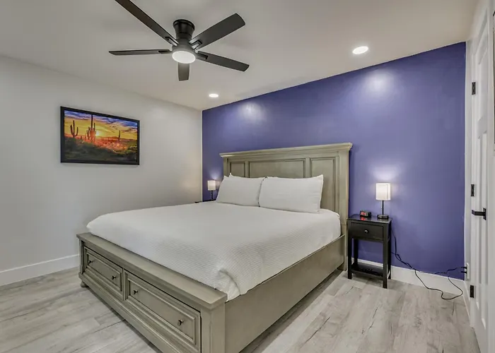 Holiday home Renovated, Walkable! Old Town W/ Pool Access *