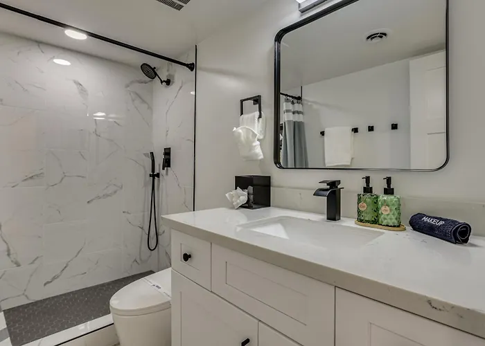 Renovated, Walkable! Old Town W/ Pool Access